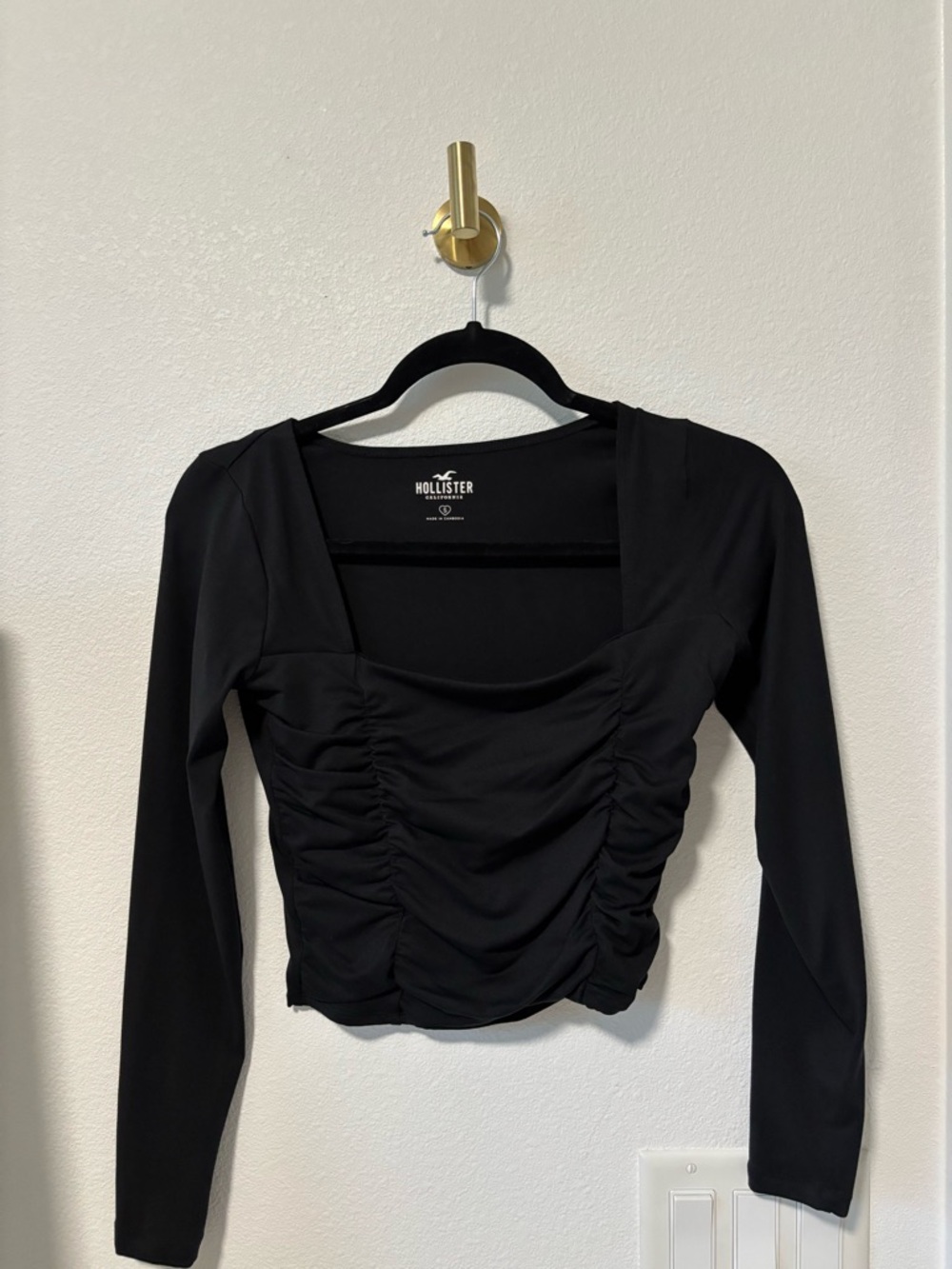 Hollister Black Ruched Scoop-Neck Long Sleeve Crop Top